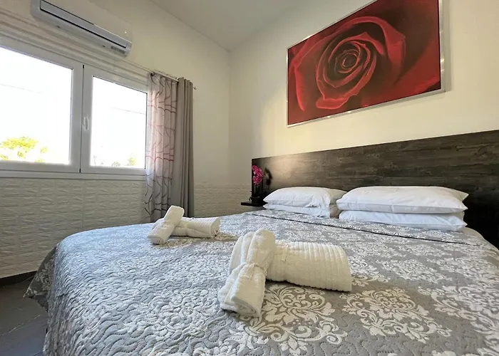 Apollo By Albert's 3*